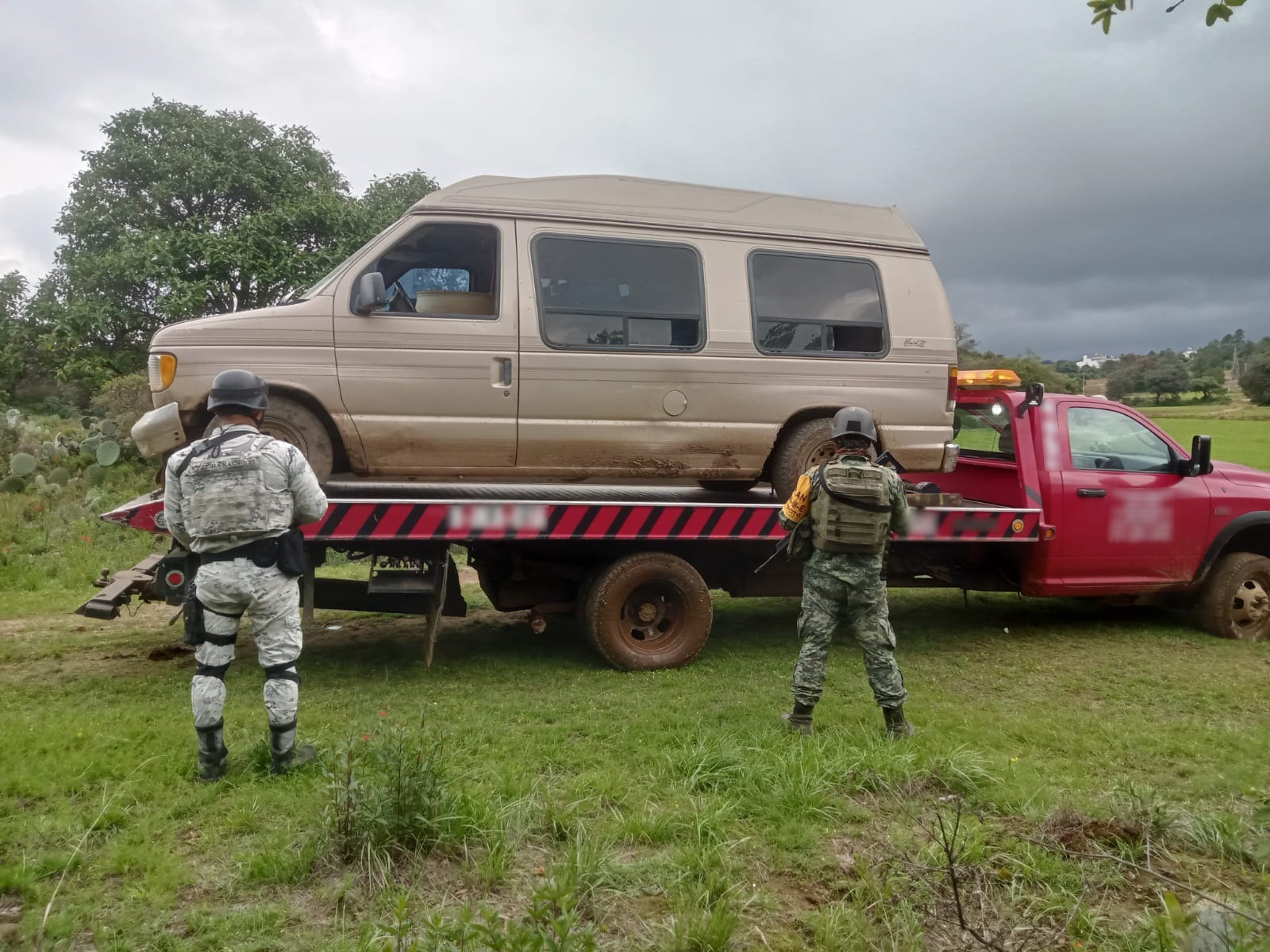 En Hidalgo, Guardia Nacional y Ejército Mexicano aseguran camioneta tipo van con más de 2 mil 700 litros de huachicol