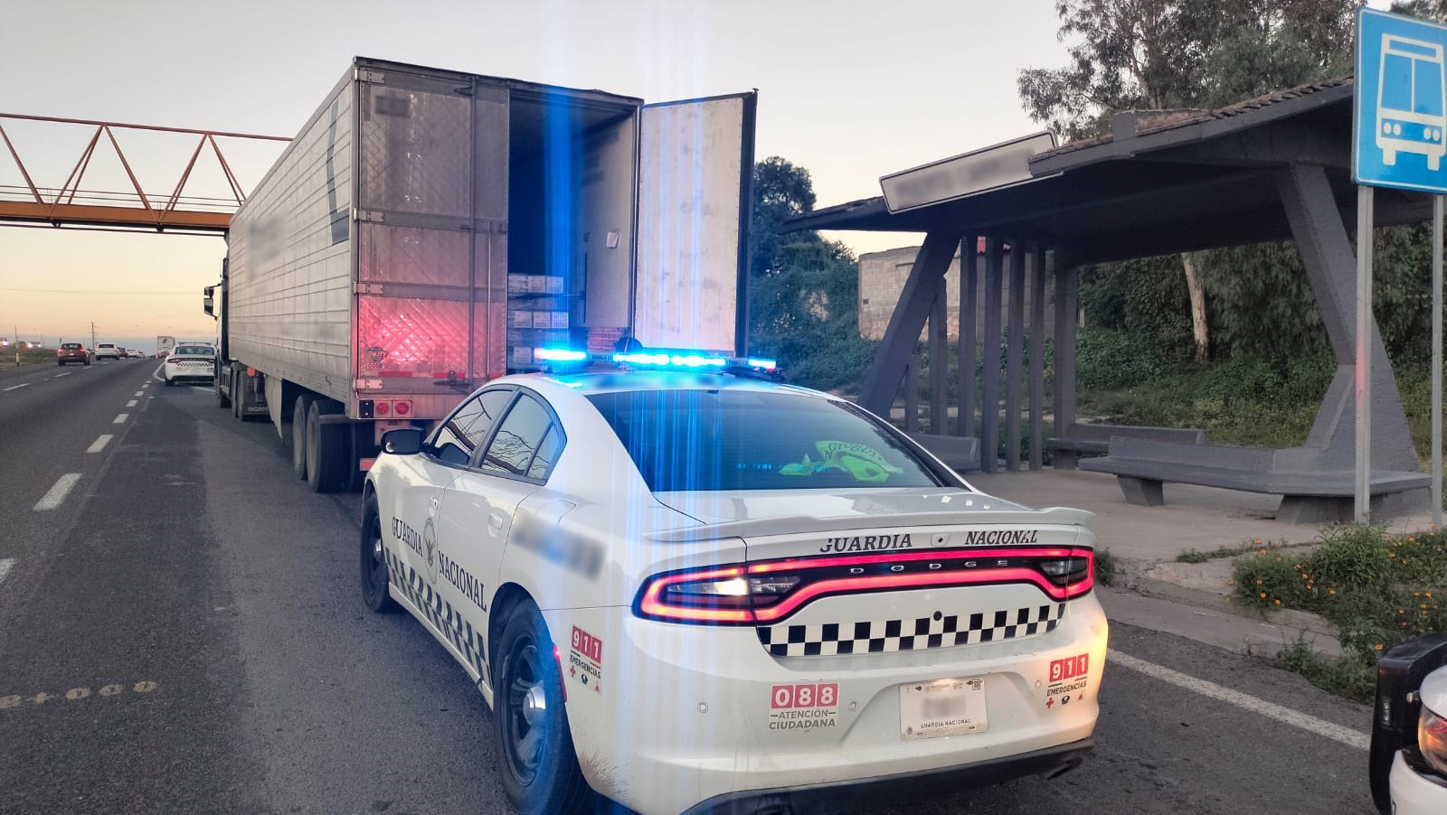 En Guanajuato, Guardia Nacional detiene a presuntos asaltantes de transportistas y recupera tractocamión con 30 toneladas de chocolate