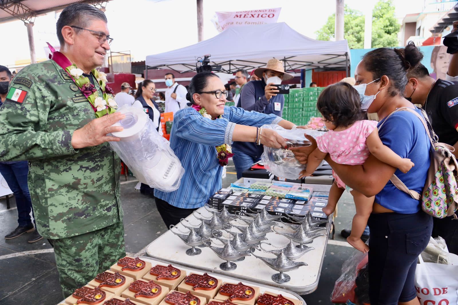 Tianguis del Bienestar beneficia a 43 mil familias afectadas por Agatha