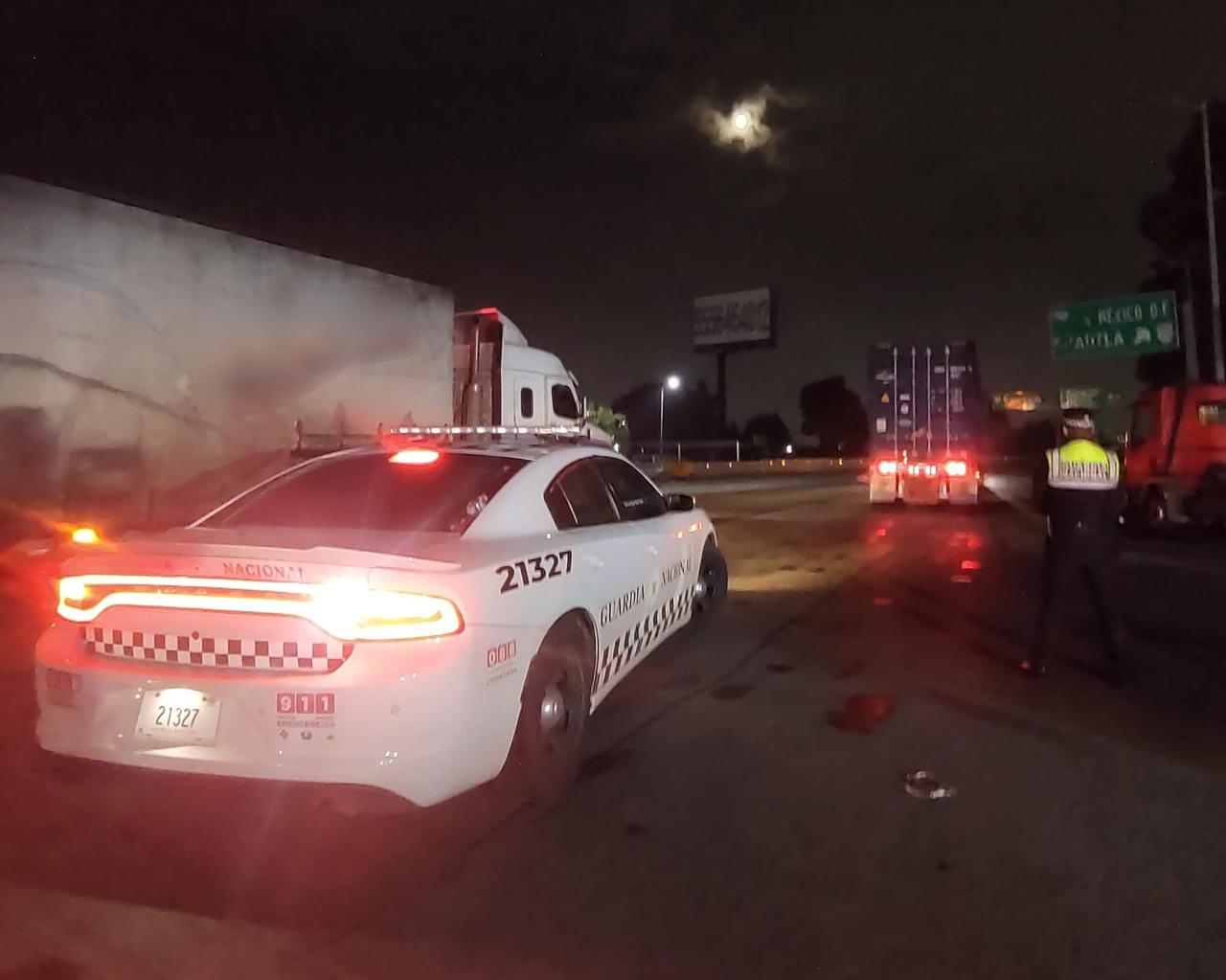 En la autopista México-Puebla, Guardia Nacional frustra robo de tráiler cargado con licores y detiene a 3 presuntos asaltantes