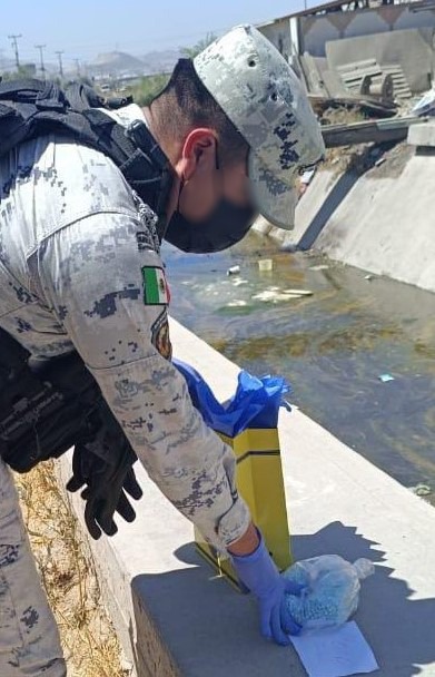 En Baja California, Guardia Nacional asegura bolsa de regalo con pastillas de posible fentanilo