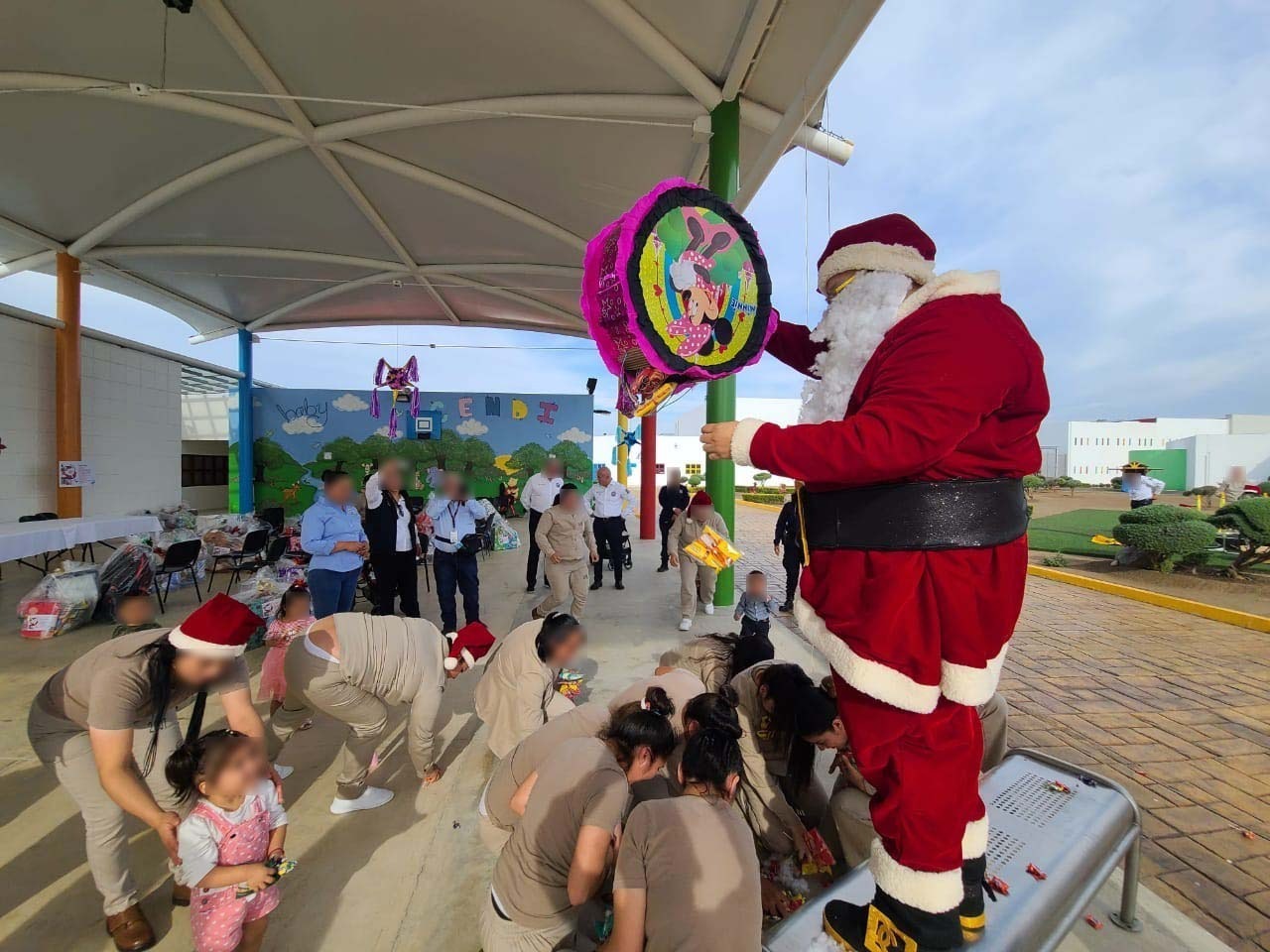 Visita Santa Claus a niños en el CEFERESO 16 de Morelos; disfrutan la Navidad y reciben regalos