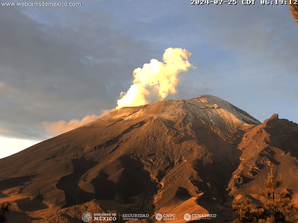 Volcán emite 36 exhalaciones