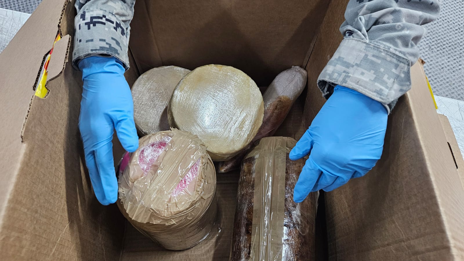 En Querétaro, Guardia Nacional asegura aparente droga sintética cristal oculta en barras de queso artesanal.