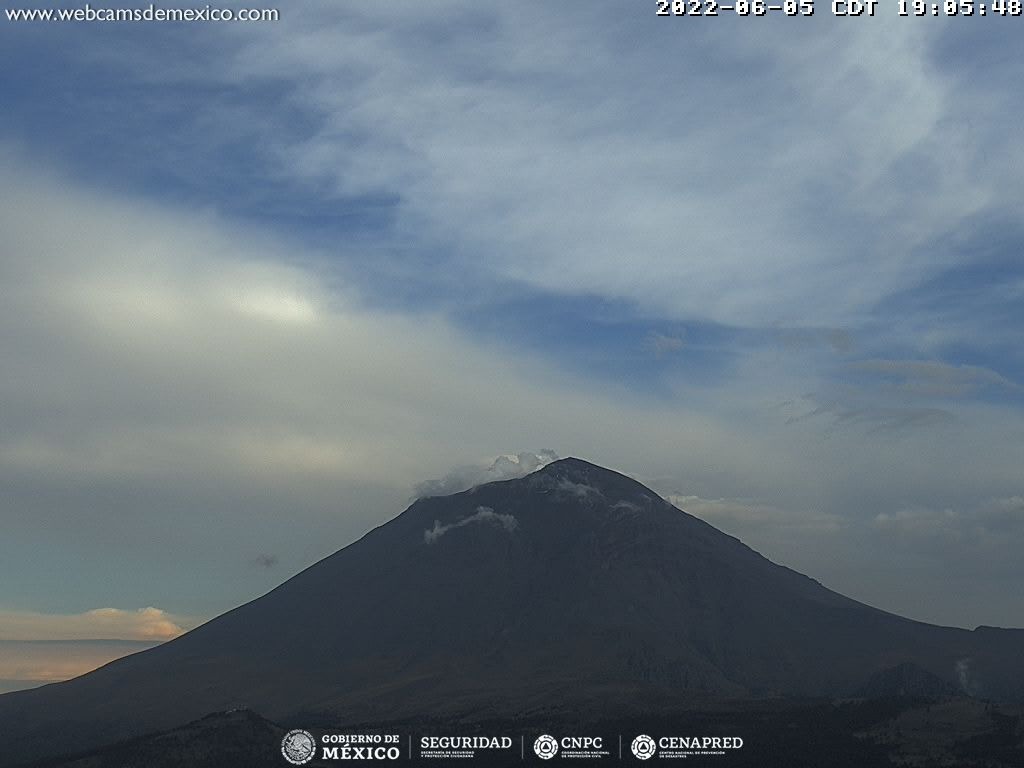 Popocatépetl inicia semana con exhalaciones de vapor de agua y gases volcánicos