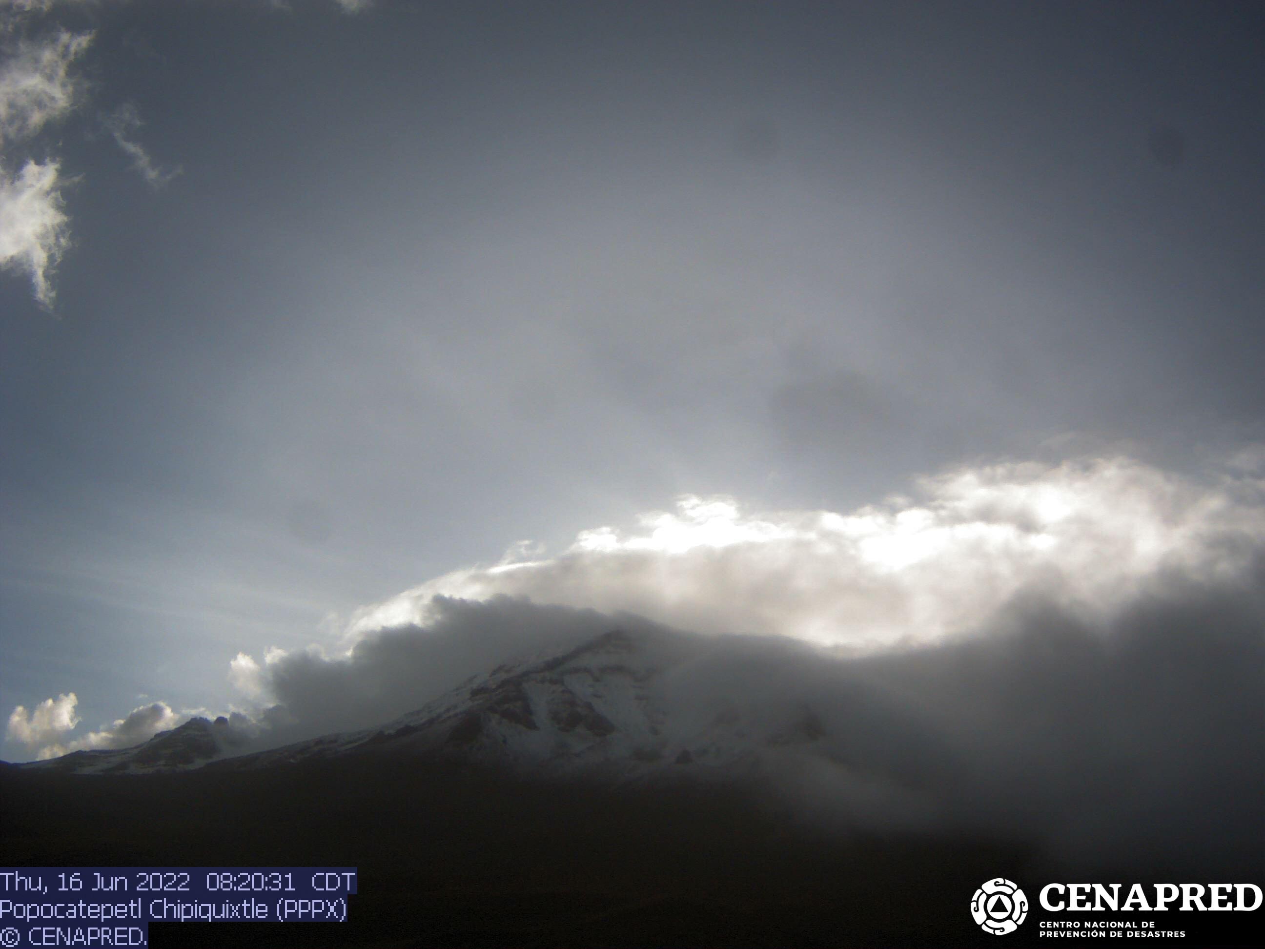 Genera volcán 4 exhalaciones de baja intensidad