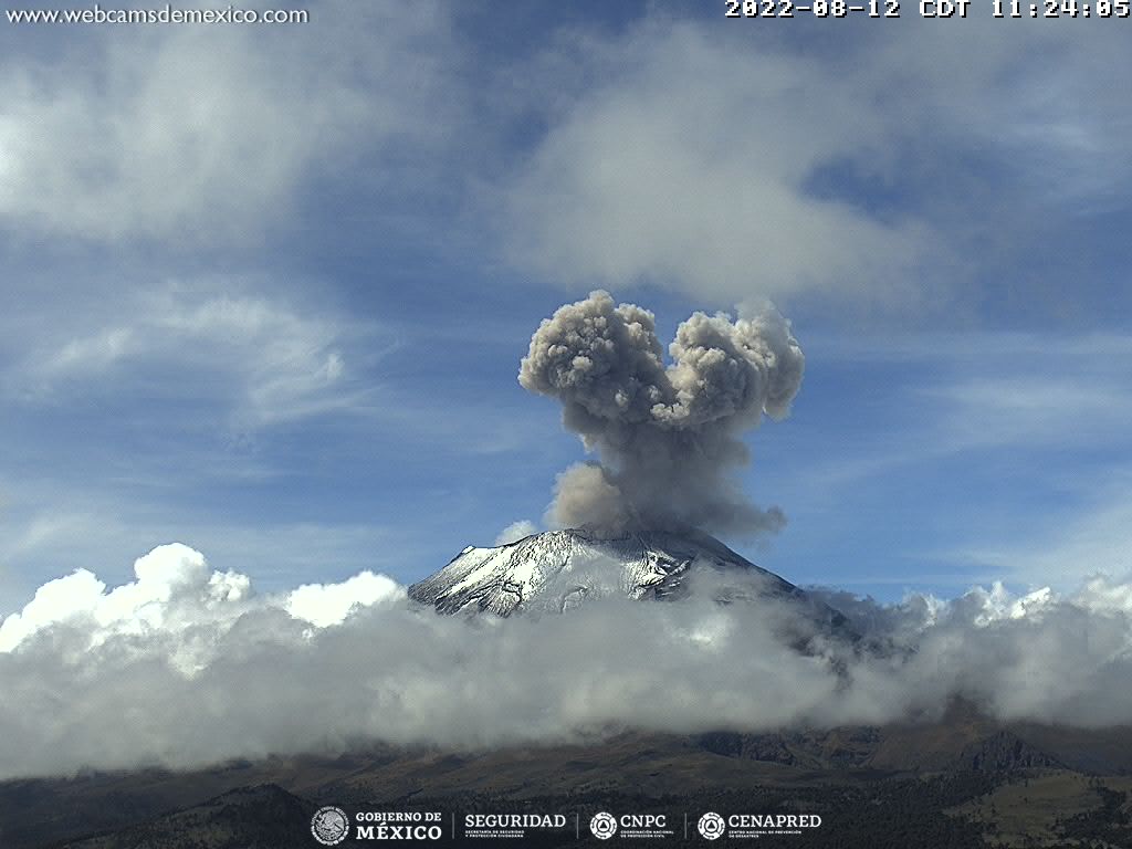 Presenta Popocatépetl 55 minutos de tremor y emisiones con ceniza