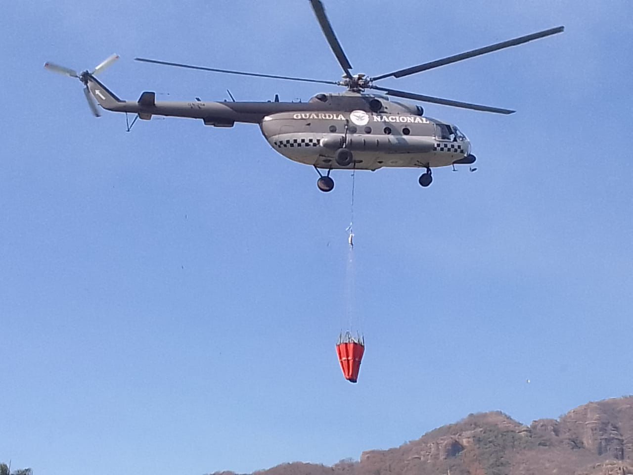 En Morelos, Guardia Nacional activa Plan GN-A para combate a incendio forestal en cerro del Tepozteco