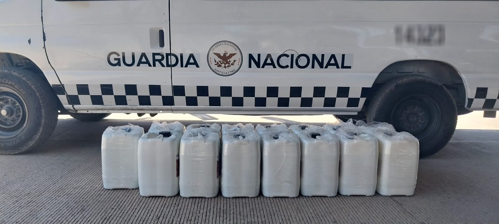 En Sinaloa, GN asegura 300 litros de aparente precursor químico utilizado presuntamente para elaboración de droga sintética