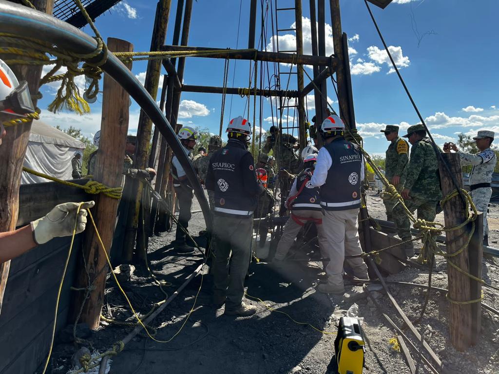 Continúan las labores de rescate de los mineros en Sabinas, Coahuila. Ya suman más de 134 horas de trabajo continuo