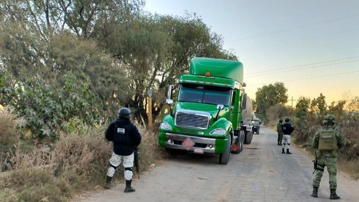 Guardia Nacional localiza toma clandestina y asegura vehículo cargado con combustible en Querétaro