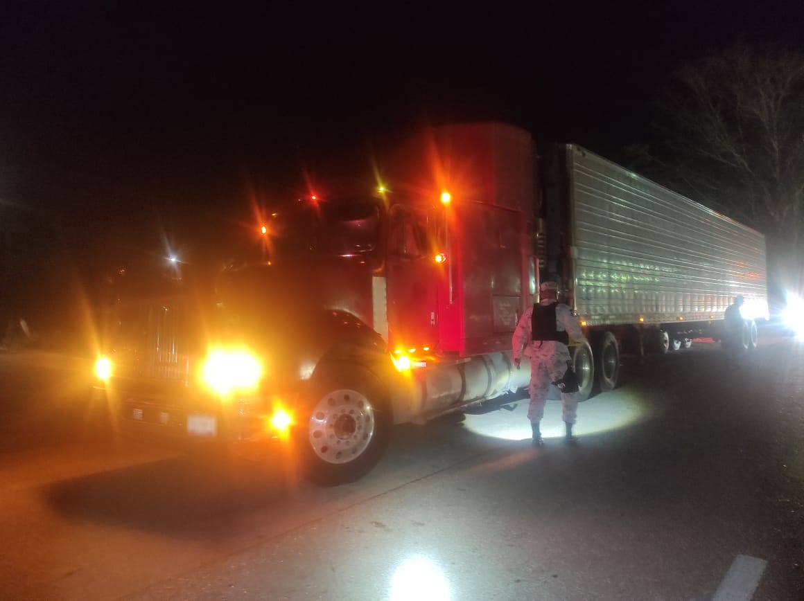 En Campeche, Guardia Nacional asegura tráiler con más de 20 toneladas de carbón vegetal