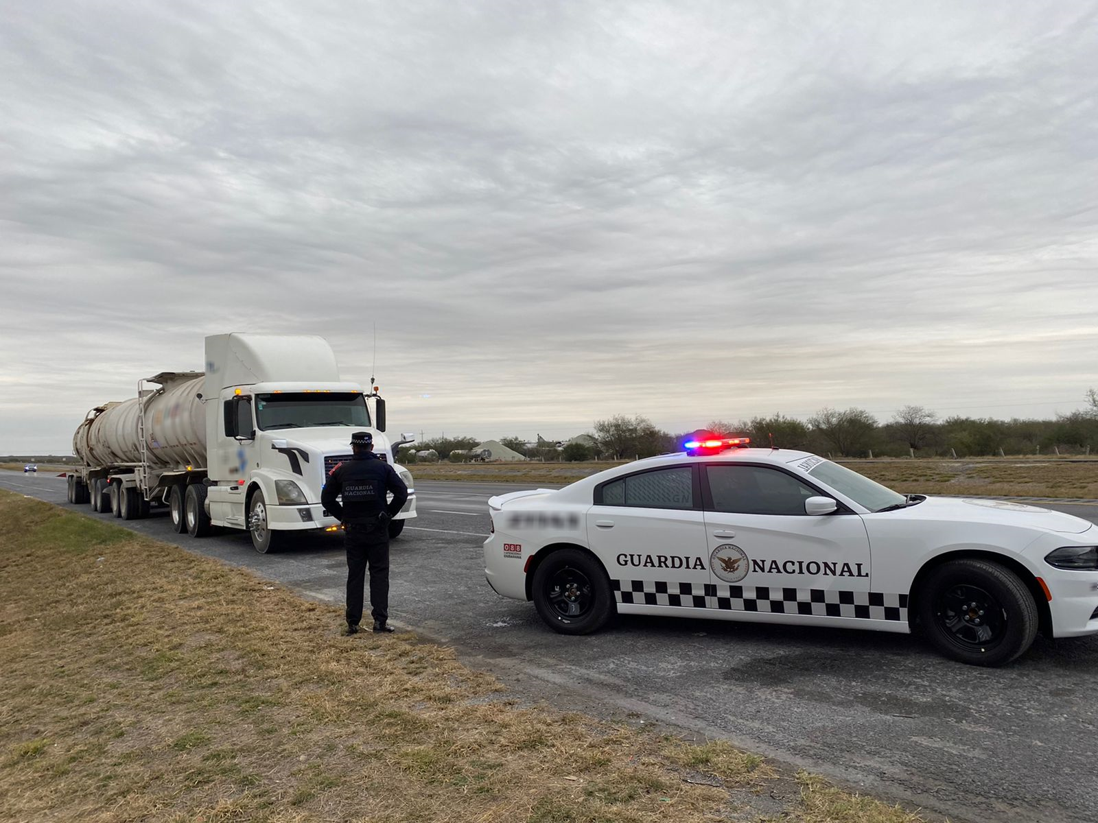 Guardia Nacional asegura tráileres cargados con combustible de aparente procedencia ilícita