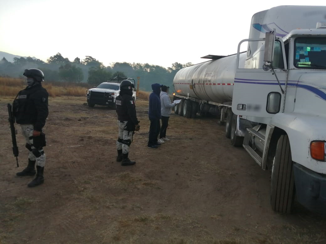 En Puebla, Guardia Nacional y Pemex localizan toma clandestina y aseguran tractocamión con huachicol