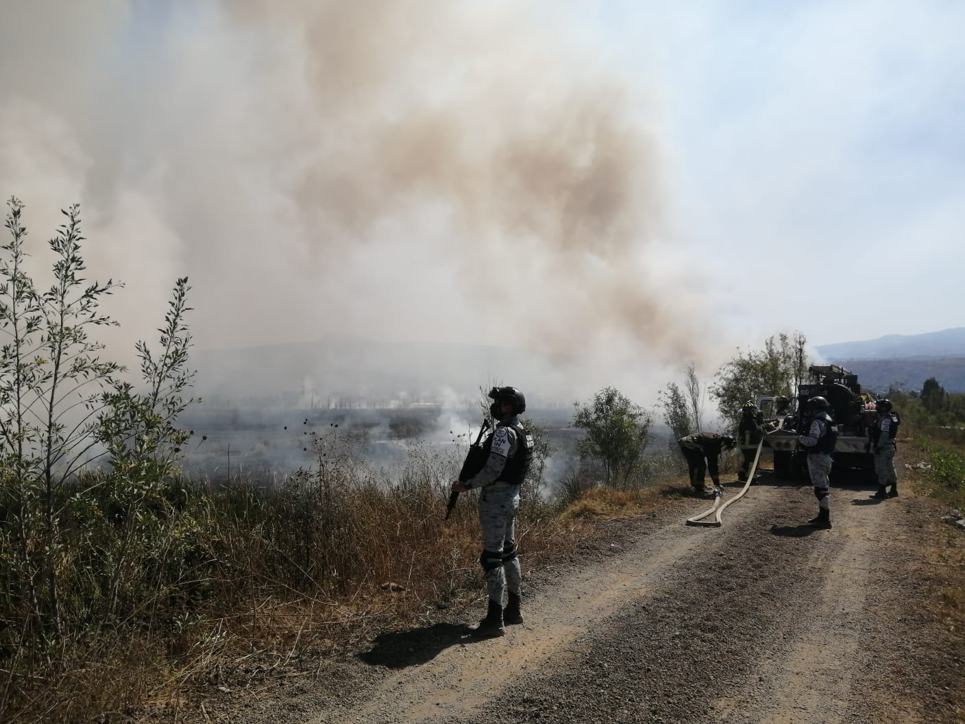 Guardia Nacional apoya a bomberos y Protección Civil por incendio forestal en Xochimilco