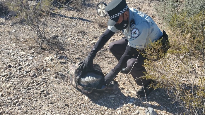 Guardia Nacional encuentra aparente crystal y marihuana en una mochila arrojada por un individuo en Sonora