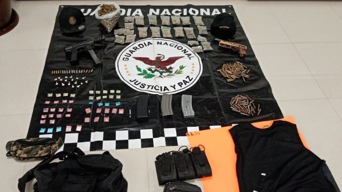 Guardia Nacional asegura granada, armas, cargadores, cartuchos y aparente narcótico