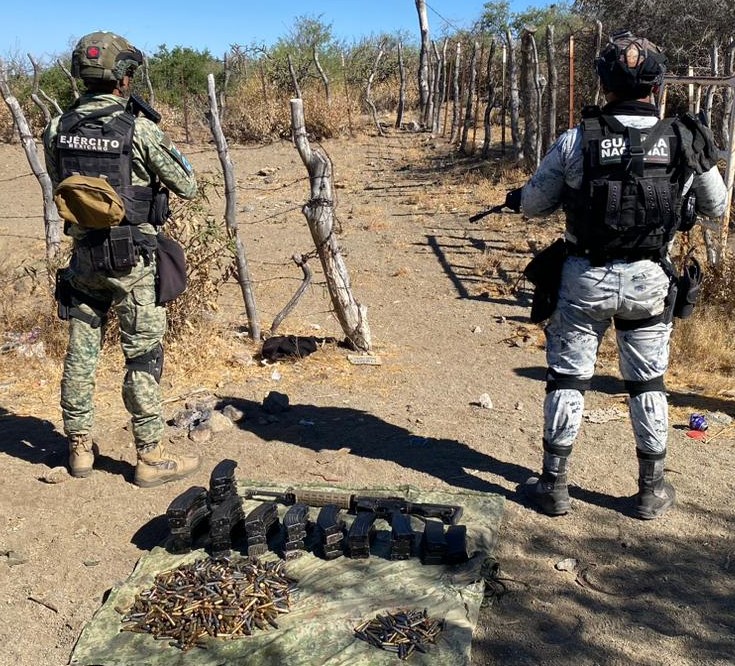 En Sonora, Guardia Nacional y Ejército Mexicano localizan mil cartuchos, 42 cargadores y fusil de asalto en un abrevadero