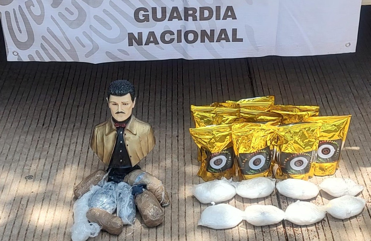 En Sinaloa, Guardia Nacional localiza posible droga sintética cristal oculta en figura de fibra de vidrio y en paquetes de café