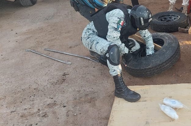 En Sonora, Guardia Nacional asegura posible metanfetamina, oculta en llantas de refacción y en hielera