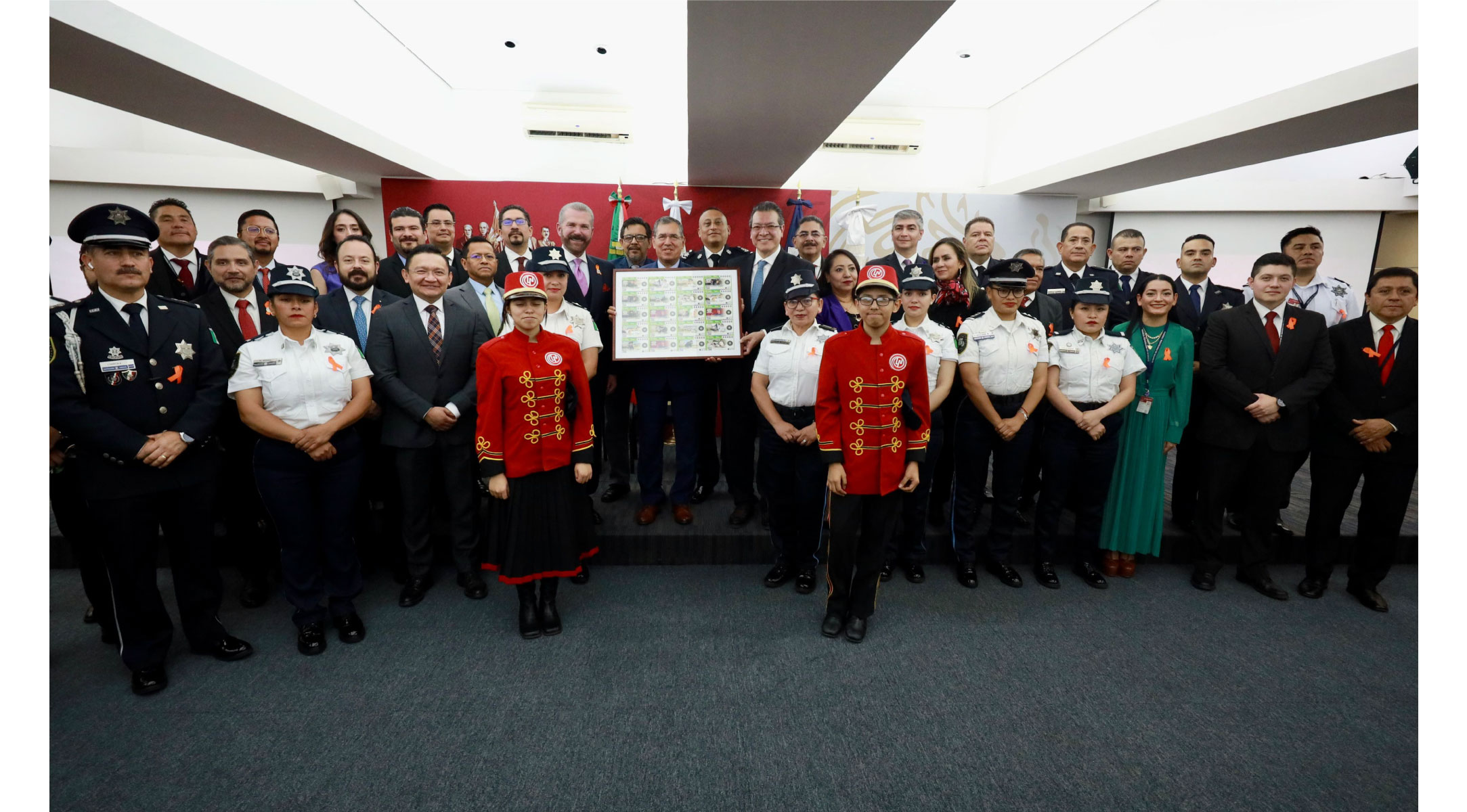 Develan billete de Lotería Nacional por 15 Aniversario del Servicio de Protección Federal