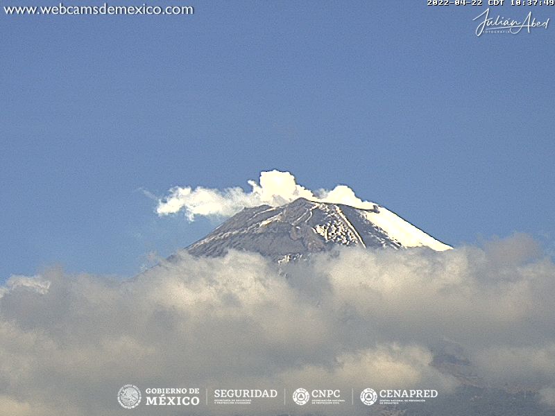 Mantiene emisión de gases el volcán