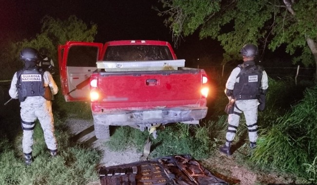 En Nuevo León, Guardia Nacional asegura camioneta con armas largas y material bélico