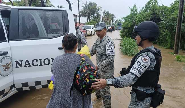 En Acapulco, Guardia Nacional continúa la evacuación de zonas inundadas y brinda seguridad en zonas comerciales