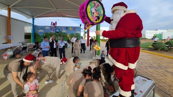 Visita Santa Claus a niños en el CEFERESO 16 de Morelos; disfrutan la Navidad y reciben regalos