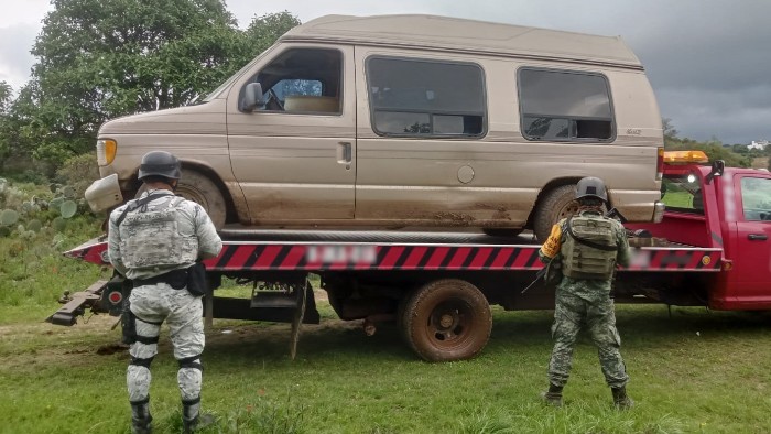 En Hidalgo, Guardia Nacional y Ejército Mexicano aseguran camioneta tipo van con más de 2 mil 700 litros de huachicol