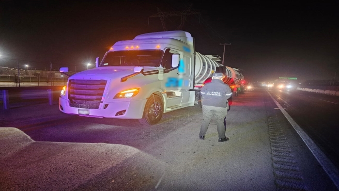 En Nuevo León, Guardia Nacional asegura tractocamión con 63 mil litros de gasolina de procedencia ilícita