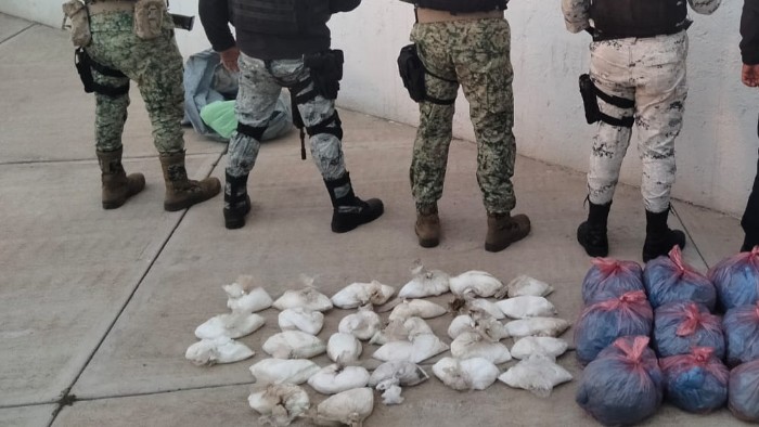 En Baja California, Guardia Nacional y Ejército Mexicano aseguran 37 bolsas con aparente cristal y marihuana