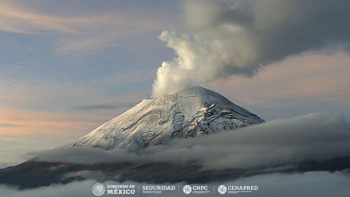 Pide CENAPRED alejarse de volcán ante la caída de fragmentos balísticos