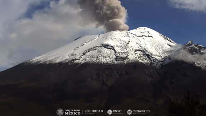 Volcán emite 57 exhalaciones