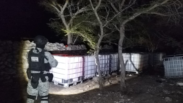 En Guanajuato, Guardia Nacional localiza tres tomas clandestinas y asegura 19 contenedores con 11 mil litros de hidrocarburo