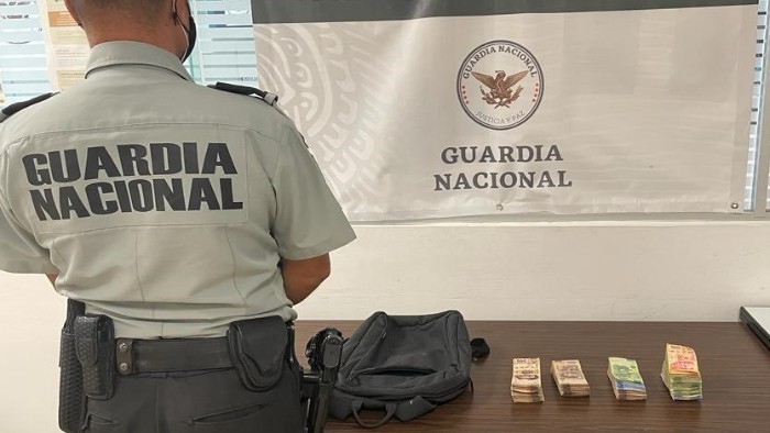 Guardia Nacional detiene a pasajero que pretendía viajar con casi medio millón de pesos