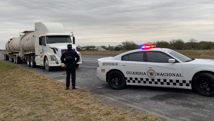 Guardia Nacional asegura tráileres cargados con combustible de aparente procedencia ilícita