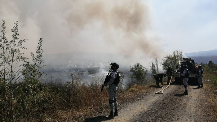 Guardia Nacional apoya a bomberos y Protección Civil por incendio forestal en Xochimilco