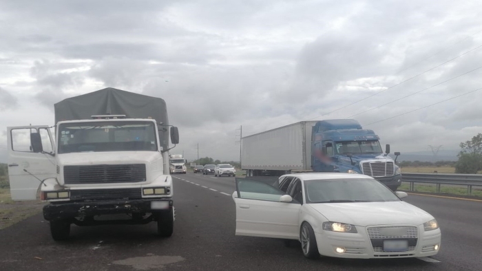 En Guanajuato, Guardia Nacional frustra robo de tráiler cargado con material de ferretería y detiene a cuatro personas