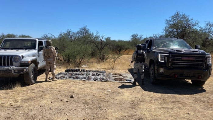 En Sonora, Guardia Nacional y Ejército Mexicano aseguran 17 fusiles de asalto, 113 cargadores y más de 4,600 cartuchos útiles