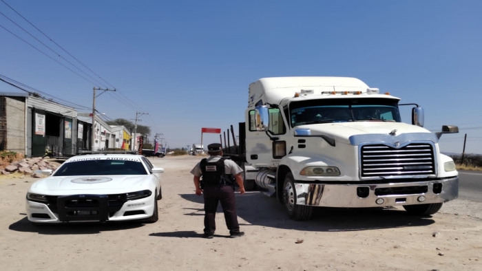 En Jalisco, Guardia Nacional localiza tráiler con semirremolque cargado con aproximadamente 30 toneladas de varillas de acero