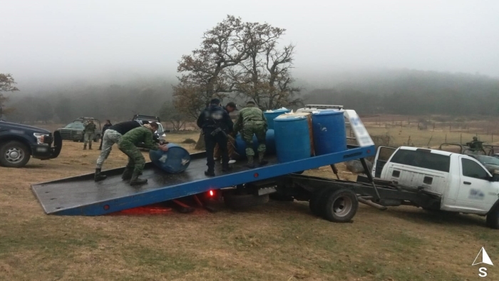En Hidalgo, Guardia Nacional, Ejército Mexicano y SSP aseguran vehículos con tambos que transportaban aparente huachicol En Hidalgo, Guardia Nacional, Ejército Mexicano y SSP aseguran vehículos con tambos que transportaban aparente huachicol