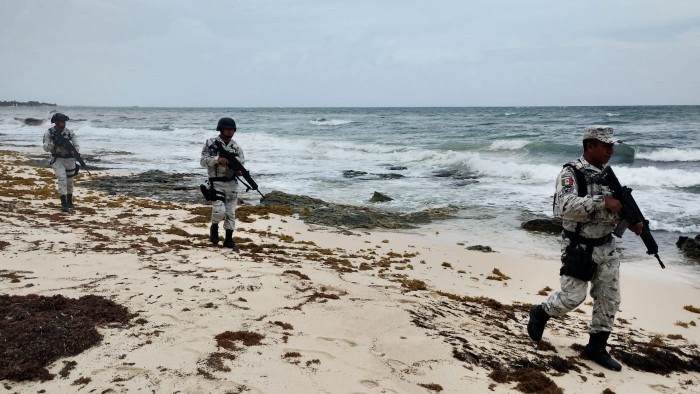 En Quintana Roo, Guardia Nacional encuentra entre sargazo paquetes con aparente cocaína