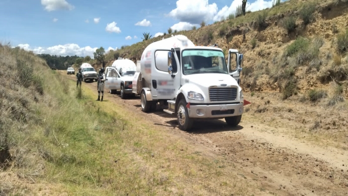 En Tlaxcala, Guardia Nacional y Ejército Mexicano aseguran tres pipas con Gas LP de aparente procedencia ilícita