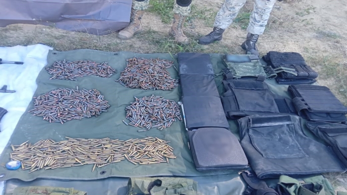 En Guerrero, Guardia Nacional y Ejército Mexicano localizan 5 fusiles de asalto, más de 2 mil cartuchos y material bélico