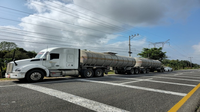 En Tabasco, Guardia Nacional recupera tractocamión con 64 mil litros de diésel de procedencia ilícita