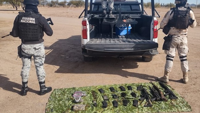 En Sonora, Guardia Nacional y Ejército Mexicano detienen a 2 personas con armas de fuego, cargadores y cartuchos