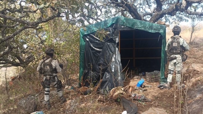 En Jalisco, Guardia Nacional asegura 11 artefactos explosivos de manufactura artesanal en campamento clandestino