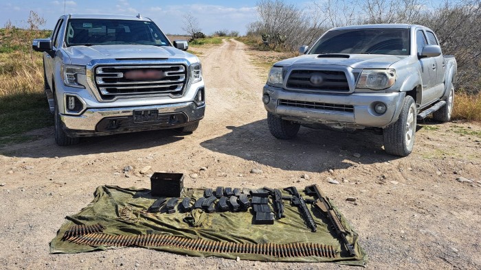 En Tamaulipas, Guardia Nacional y Ejército Mexicano aseguran armamento en dos camionetas abandonadas