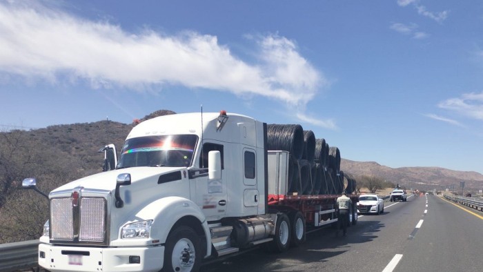 En San Luis Potosí, Guardia Nacional recupera tractocamion cargado con 35 toneladas de alambrón